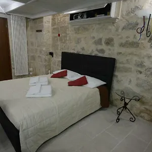 Domus Gaia Bed and breakfast