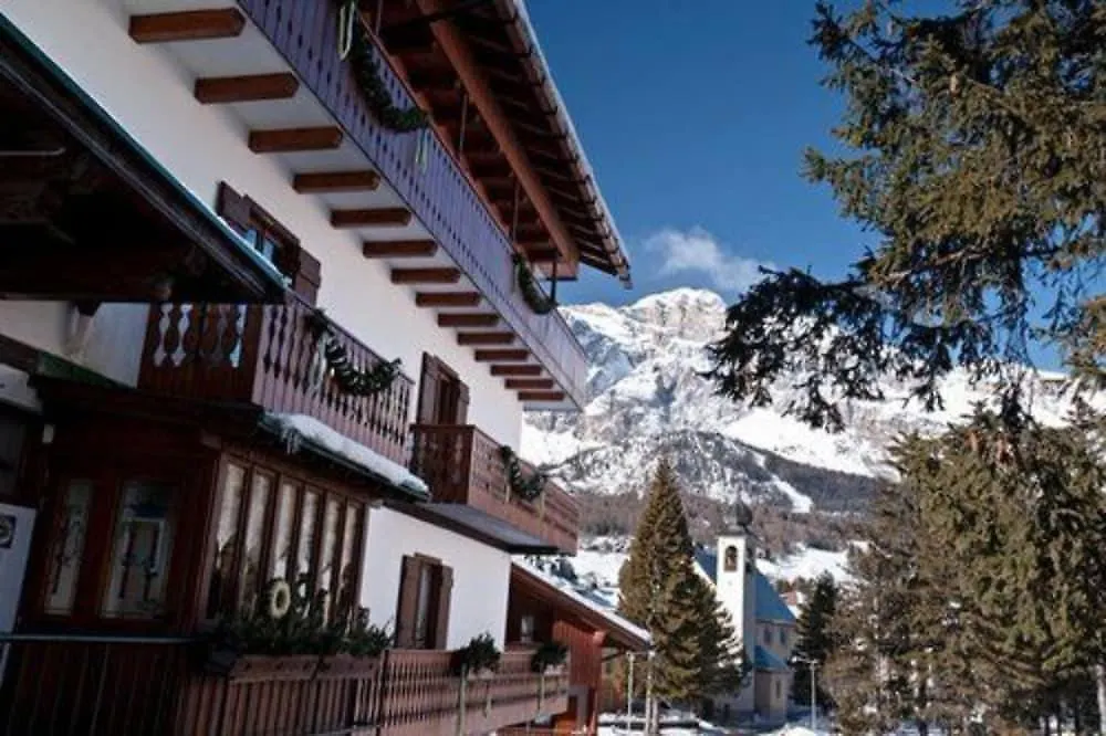 Hotel Panda Cortina- Ricarica Auto Elettriche Cortina d'Ampezzo 3*,