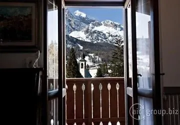 Hotel Panda Cortina- Ricarica Auto Elettriche 코르티나 담페조